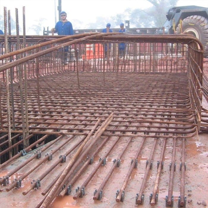 Armação de ferragens da base em canteiro de obra, antes da concretagem.